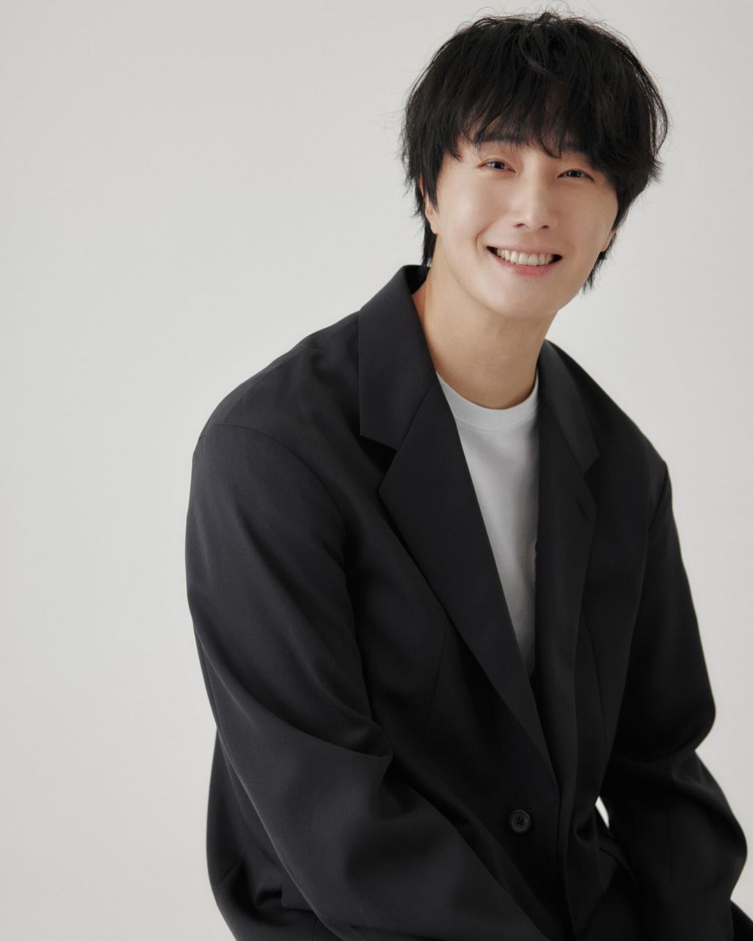 Jung Il Woo sinh năm 1987, là nam diễn viên, người mẫu, ca sĩ nổi tiếng của Hàn Quốc. Anh sở hữu ngoại hình điển trai, nổi tiếng với các vai diễn trong loạt phim truyền hình nổi tiếng như “49 Days“, “Flower Boy Ramyun Shop“, “The Moon that Embraces The Sun“, “the Return of Iljimae“... Với chuyến du lịch Việt Nam lần này, fan hi vọng anh sẽ thăm thú được nhiều nơi, đồng thời thưởng thức văn hóa, ẩm thực độc đáo tại Thủ đô.