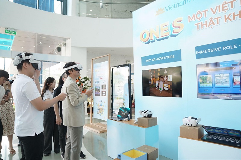 TV360 hợp tác cùng Vietnam Airlines mang đến trải nghiệm công nghệ tương tác độc đáo tại trạm văn hóa One S. Ảnh: Viettel  