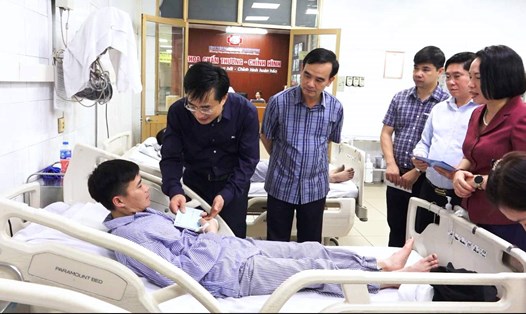 Lãnh đạo TP.Cẩm Phả và Công đoàn TKV thăm, động viên, trao quà hỗ trợ cho các công nhân bị thương đang được điều trị tại Bệnh viện đa khoa tỉnh Quảng Ninh. Ảnh: Cổng thông tin Cẩm Phả.