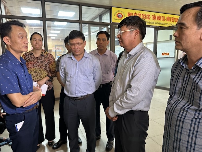 Phó Chủ tịch Tổng LĐLĐVN Phan Văn Anh (thứ 2 từ phải sang) động viên công nhân Công ty Than Thống Nhất đang ứng trực tại bệnh viện để hỗ trợ chăm sóc đồng nghiệp gặp nạn. Ảnh: Hà Anh