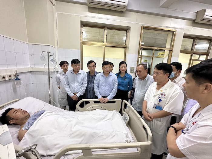 Đại diện lãnh đạo Bệnh viện Đa khoa tỉnh Quảng Ninh báo cáo tình hình sức khỏe của các công nhân gặp nạn đang nằm điều trị tại bệnh viện. Ảnh: Hà Anh
