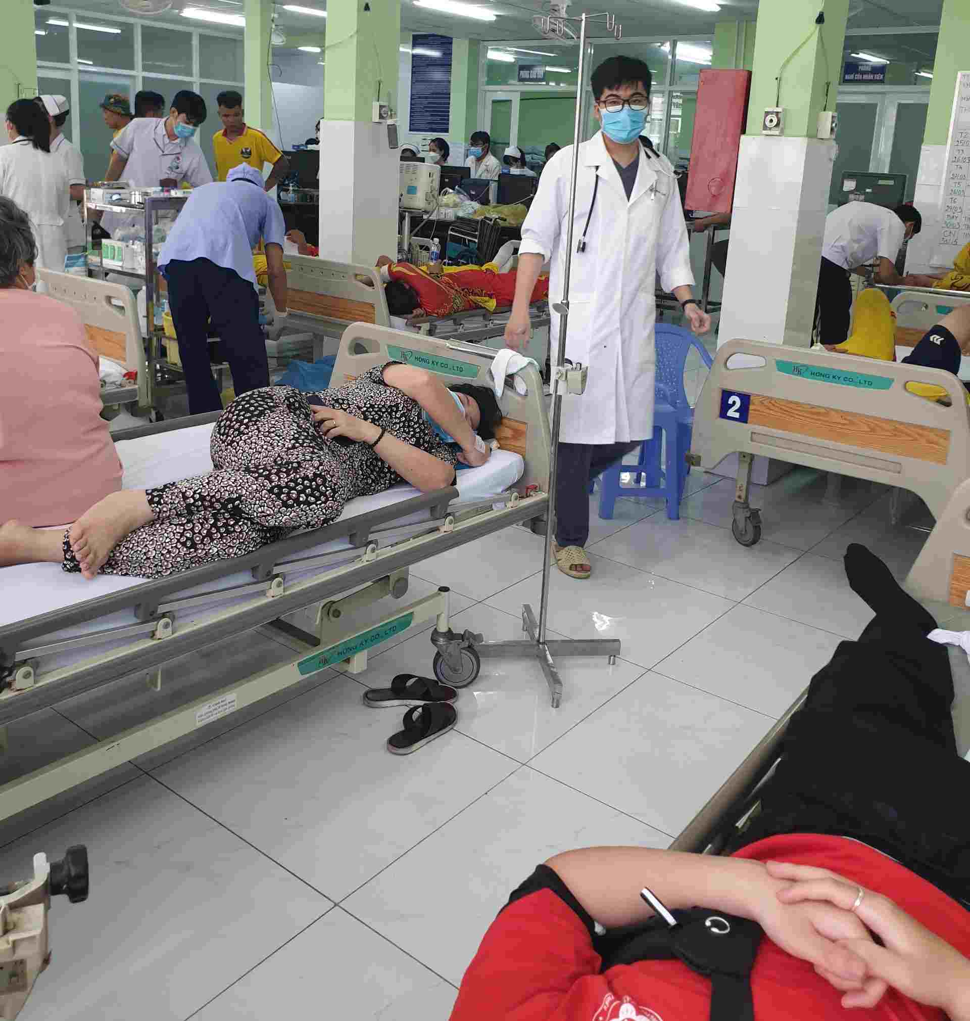 Trung tâm ý tế thành phố Thuận An đang theo dõi điều trị cho 42 người. Ảnh: Dương Bình