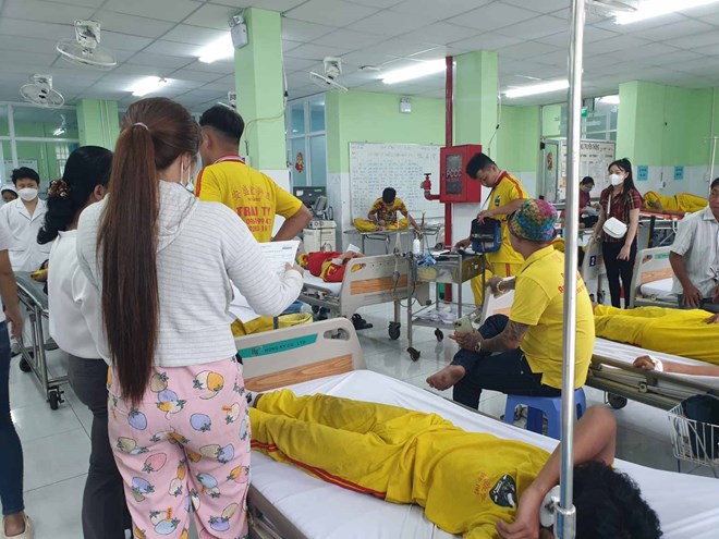 Hàng chục người phải nhập viện cấp cứu sau khi ăn bánh mì từ thiện