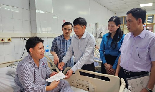 Phó Chủ tịch Tổng LĐLĐVN Phan Văn Anh động viên, thăm hỏi, trao hỗ trợ các công nhân bị thương đang được điều trị tại Bệnh viện Đa khoa tỉnh Quảng Ninh. Ảnh: Đoàn Hưng