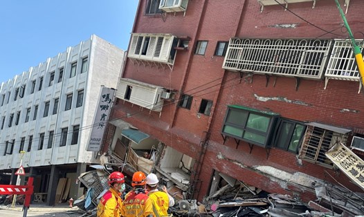 Một tòa nhà bị nghiêng do động đất mạnh ở Đài Loan (Trung Quốc). Ảnh: Cơ quan Cứu hỏa Đài Loan (NFA)