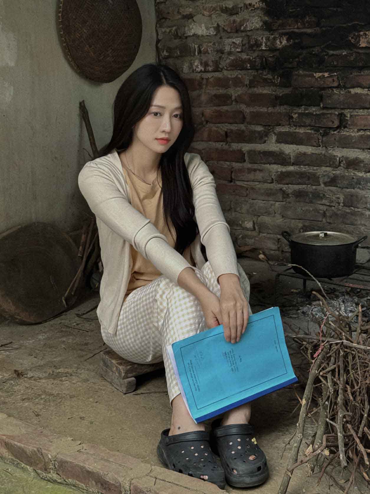 Lê Bống (tên thật là Lê Xuân Anh) sinh năm 1995 gây chú ý khi đóng phim “Lỡ hẹn với ngày xanh“. Cô vào vai Duyên - một kiến trúc sư trẻ, nhiều hoài bão. Ảnh: Nhân vật cung cấp. 