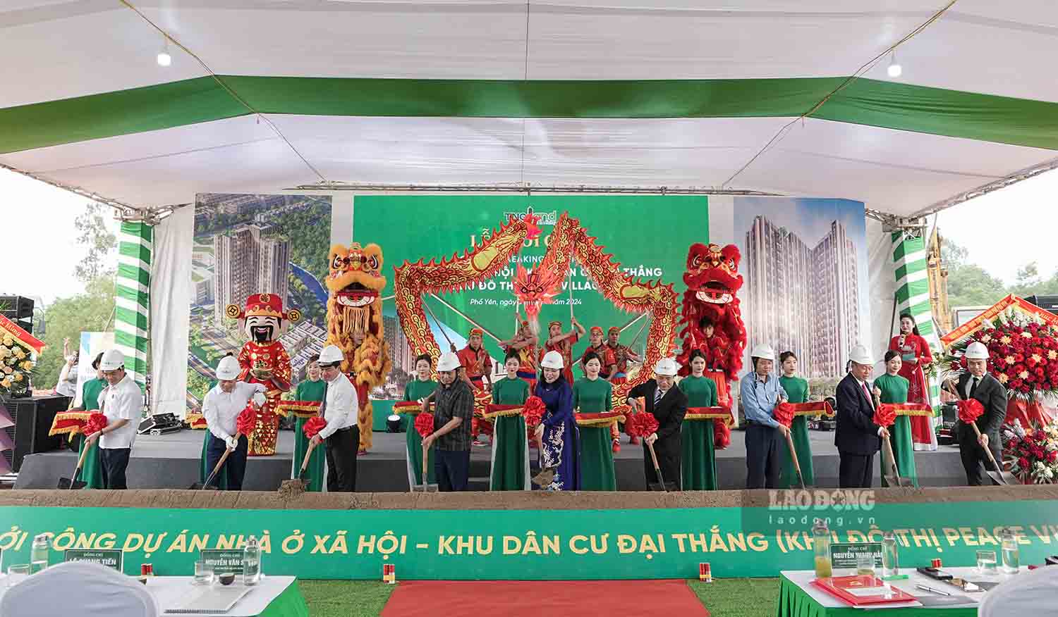 Lãnh đạo tỉnh Thái Nguyên và lãnh đạo Bộ Xây dựng thực hiện nghi lễ khởi công dự án nhà ở xã hội tại TP Phổ Yên, Thái Nguyên. Ảnh: Nguyễn Tùng.