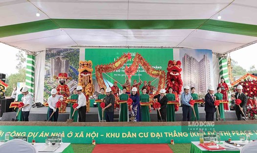 Lãnh đạo tỉnh Thái Nguyên và lãnh đạo Bộ Xây dựng thực hiện nghi lễ khởi công dự án nhà ở xã hội tại TP Phổ Yên, Thái Nguyên. Ảnh: Nguyễn Tùng.