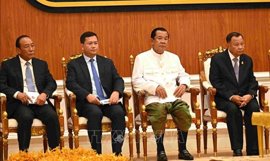 Thượng nghị sĩ Hun Sen (thứ 2, từ phải sang) tại phiên khai mạc kỳ họp đầu tiên Thượng viện Campuchia khóa V. Ảnh: AKP/TTXVN