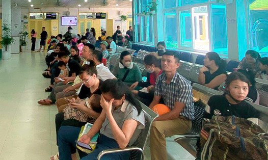 Từ sáng sớm, rất đông người nhà đã đưa trẻ em đến chờ khám bệnh tại Bệnh viện Sản -Nhi Nghệ An. Ảnh: Quang Đại