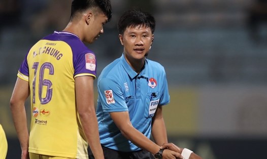 Trọng tài Nguyễn Mạnh Hải điều khiển trận đấu giữa câu lạc bộ Hà Nội và Nam Định. Ảnh: NĐFC