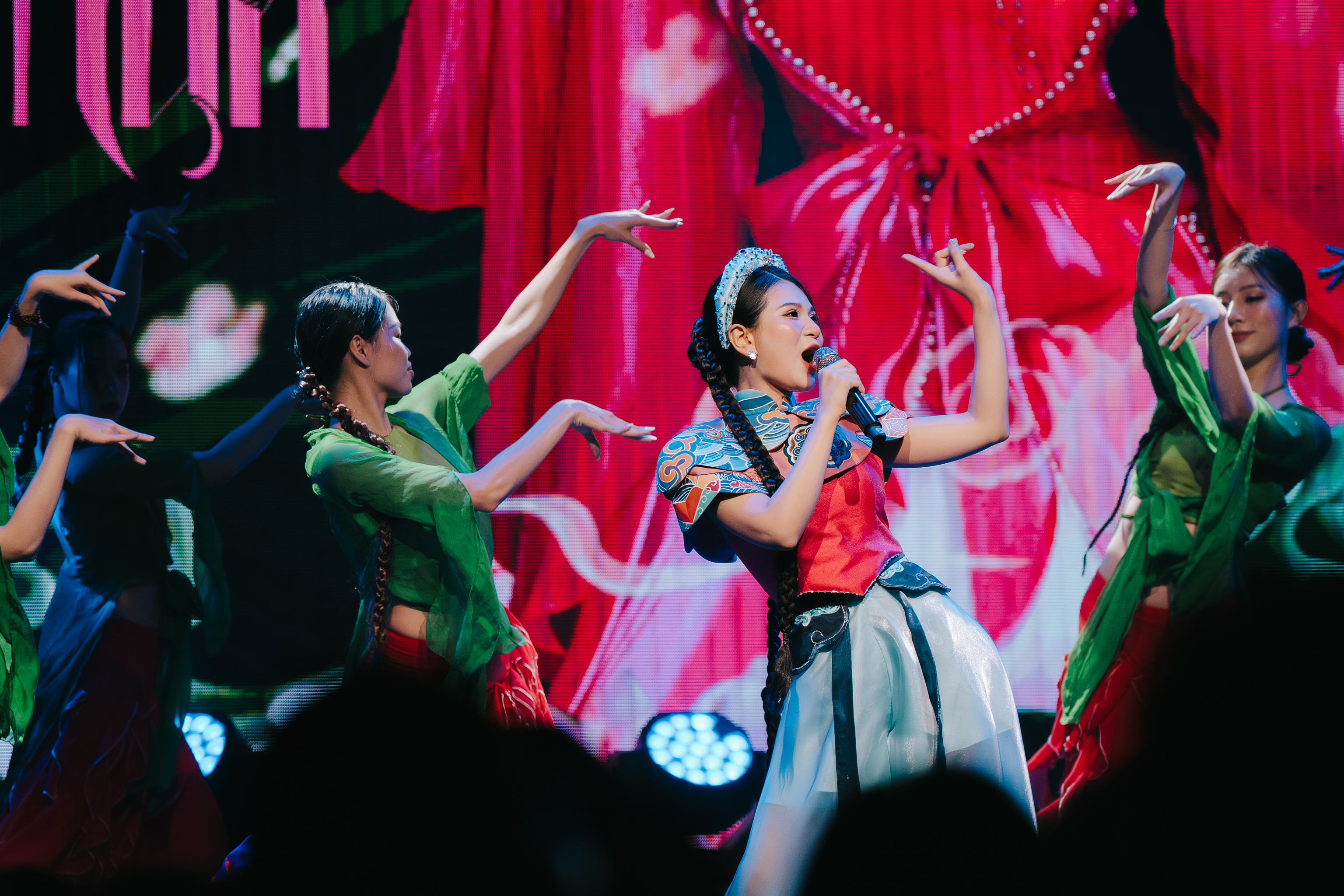 Nữ ca sĩ trẻ cũng thể hiên vũ đạo điêu luyện trong buổi ra mắt MV “Tứ thân” tại Hà Nội. Ảnh: Nhân vật cung cấp