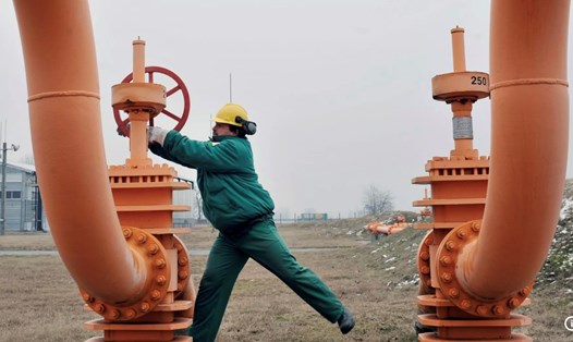 Kỹ sư công ty vận chuyển khí đốt Hungary FGSZ vặn van đường ống dẫn khí từ các cơ sở lưu trữ dưới lòng đất tại một trạm khí đốt ở Vecses, Hungary. Ảnh: AP
