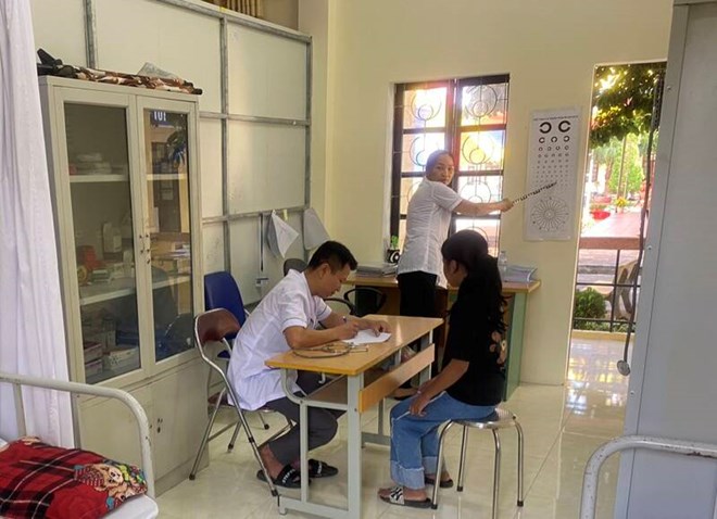 Nhân viên y tế học đường kiểm tra sức khỏe cho học sinh. Ảnh: Lam Thanh