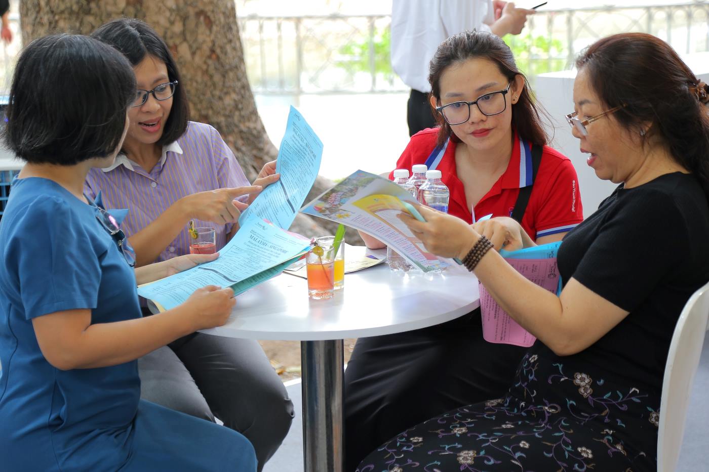 Du khách tham khảo mua tour du lịch. Ảnh: Công ty du lịch cung cấp