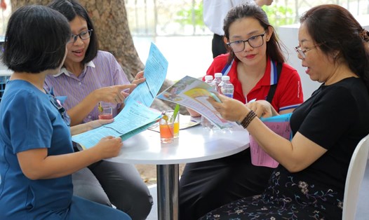 Du khách tham khảo mua tour du lịch. Ảnh: Công ty du lịch cung cấp