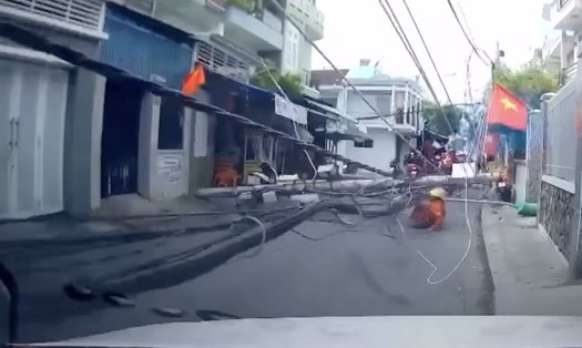 Trụ điện gãy đè một nhân viên điện lực ở Nha Trang. Ảnh: Đắc Đạt
