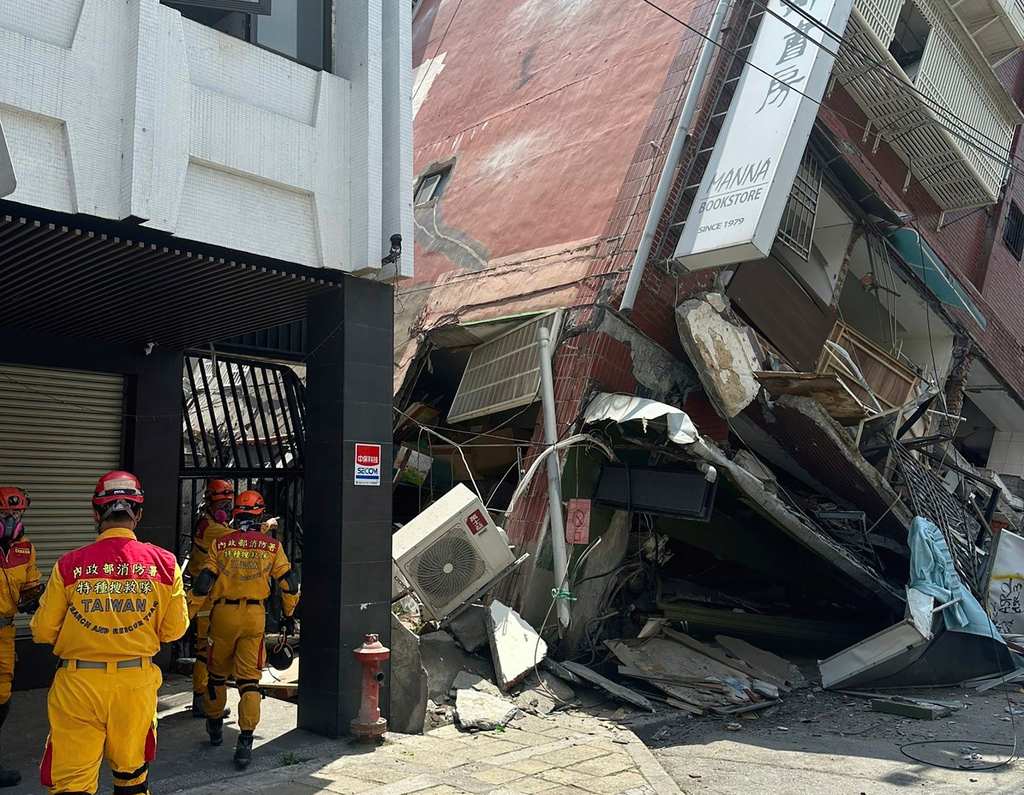Ít nhất 77 người bị mắc kẹt trên khắp Đài Loan sau động đất. Ảnh: AP