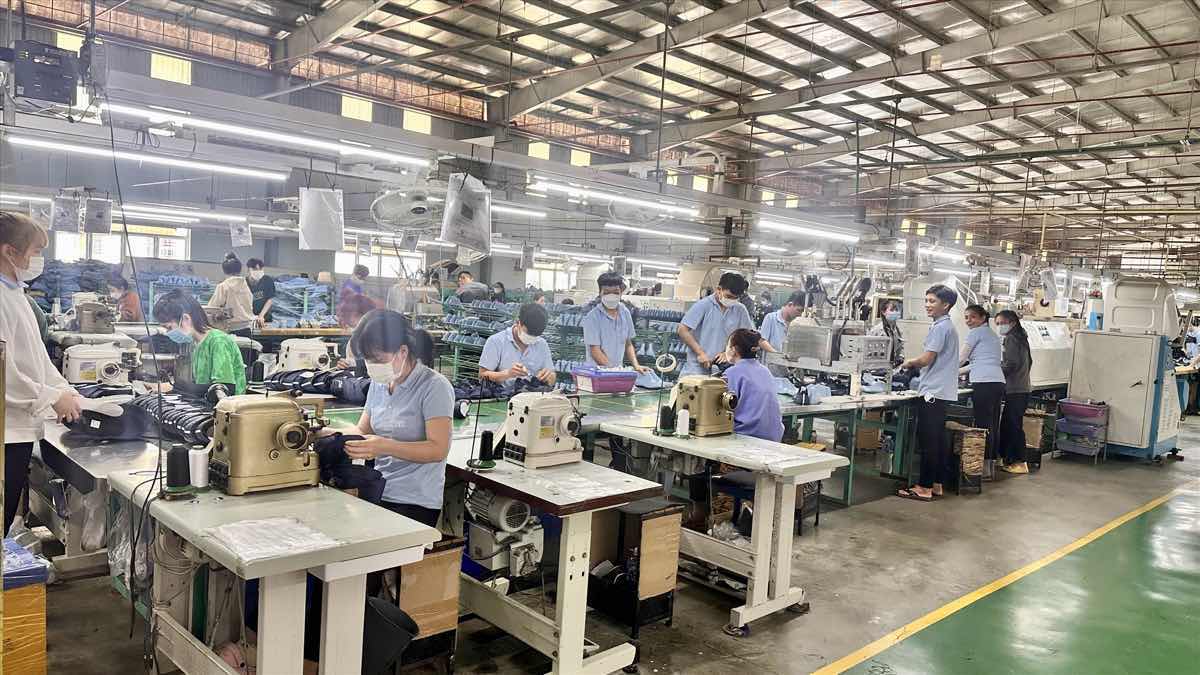 Công nhân sản xuất tại một doanh nghiệp ngành giày trong KCN Hàm Kiệm II. Ảnh: Duy Tuấn