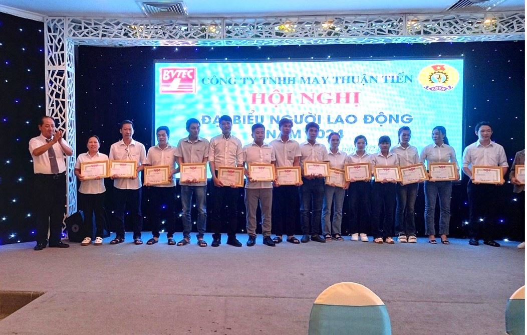 Một CĐCS trực thuộc Công đoàn các Khu Công nghiệp Bình Thuận tổ chức Hội nghị đại biểu người lao động và khen thưởng các cá nhân. Ảnh: CĐ KCN