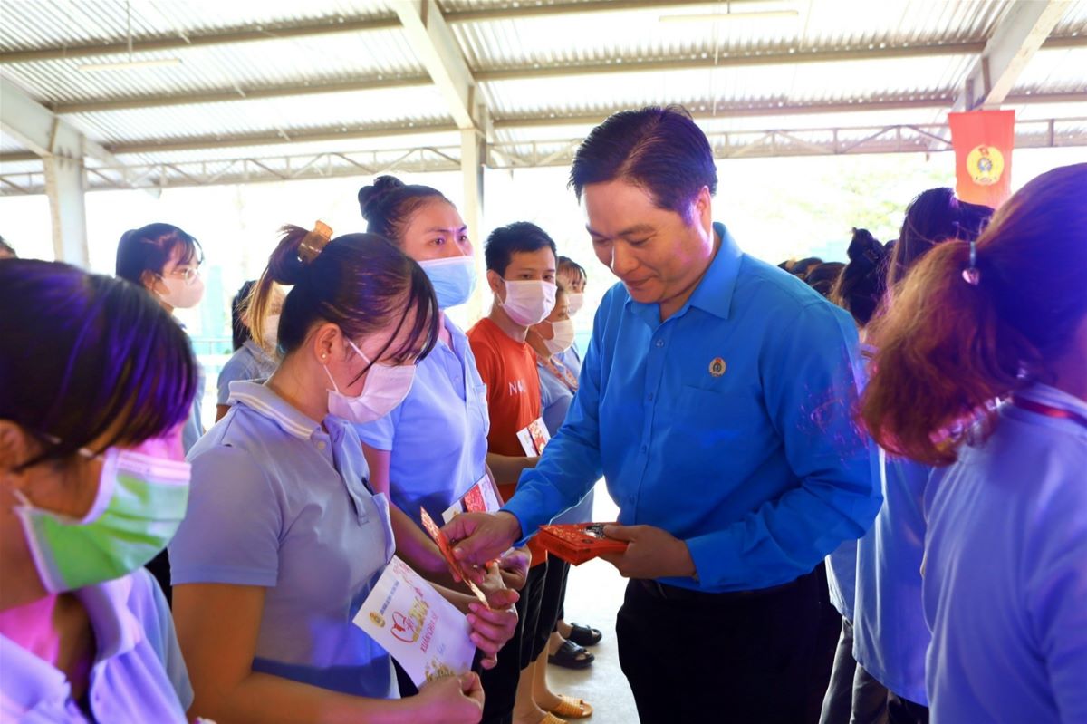 Ông Trần Duy Thanh – Chủ tịch Công đoàn các Khu Công nghiệp tỉnh Bình Thuận trao quà cho các công nhân khó khăn tại KCN Hàm Kiệm II. Ảnh: Duy Tuấn