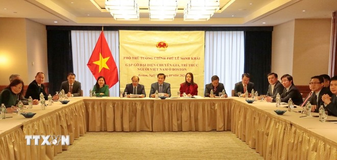 Phó Thủ tướng Chính phủ Lê Minh Khái gặp đại diện trí thức người Việt tiêu biểu. Ảnh: TTXVN