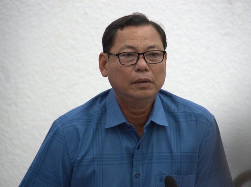 Ông Mã Thanh Phương, Phó chủ tịch UBND huyện Hoà Bình, tỉnh Bạc Liêu trả lời báo chí về việc một hộ dân đòi bòi thường trên 167 tỉ đồng cá chết do sự cố điện gió. Ảnh: Nhật Hồ