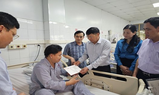 Phó Chủ tịch Tổng LĐLĐVN Phan Văn Anh thăm, động viên và trao hỗ trợ cho các công nhân bị thương đang được điều trị tại Bệnh viện Đa khoa tỉnh Quảng Ninh. Ảnh: Đoàn Hưng