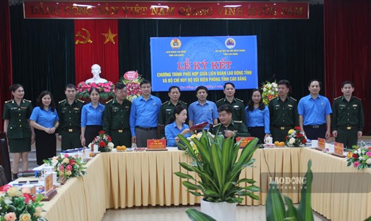 LĐLĐ tỉnh Cao Bằng vừa ký kết  chương trình phối hợp tuyên truyền, tham gia xây dựng và bảo vệ chủ quyền lãnh thổ. Ảnh: Tân Văn.
