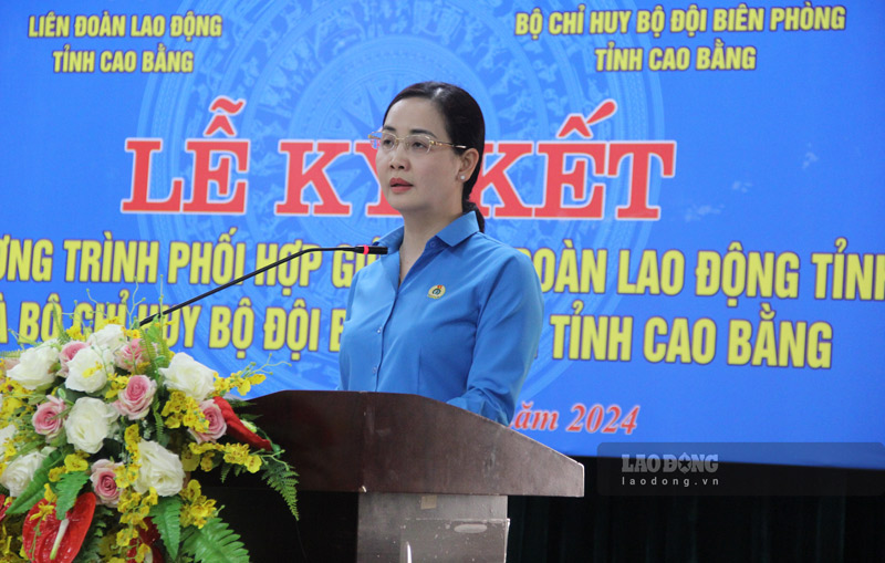 Chủ tịch LĐLĐ tỉnh Cao Bằng Lý Thị Huệ phát biểu tại buổi lễ. Ảnh: Tân Văn.