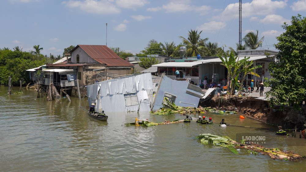 Tại khu vực Tân Phước 1, phường Thuận Hưng, quận Thốt Nốt, có 3 căn nhà bị sụp đổ xuống sông hoàn toàn, gây thiệt hại về tài sản và ảnh hưởng đến đời sống sinh hoạt của các hộ dân.