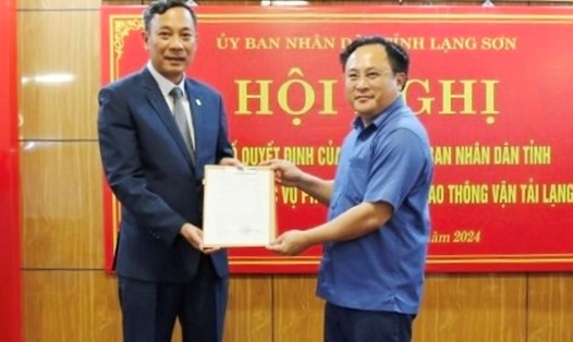 Ông Hoàng Viết Đông (bìa trái) nhận Quyết định bổ nhiệm từ lãnh đạo UBND tỉnh Lạng Sơn. Ảnh: Langson.gov.vn