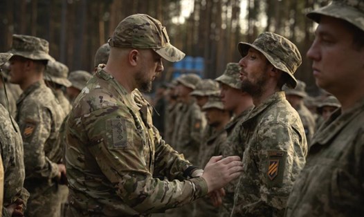 Tân binh Ukraina kết thúc đợt huấn luyện tháng 9.2023. Ảnh: AP