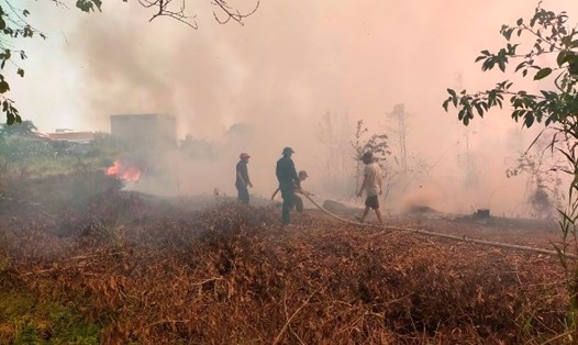 Các lực lượng tham gia chữa cháy rừng ở Hòn Đất. Ảnh: Phương Vũ