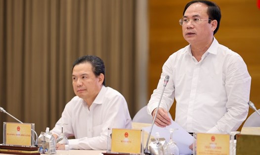 Thứ trưởng Bộ Xây dựng Nguyễn Văn Sinh trả lời tại họp báo. Ảnh: Phạm Đông