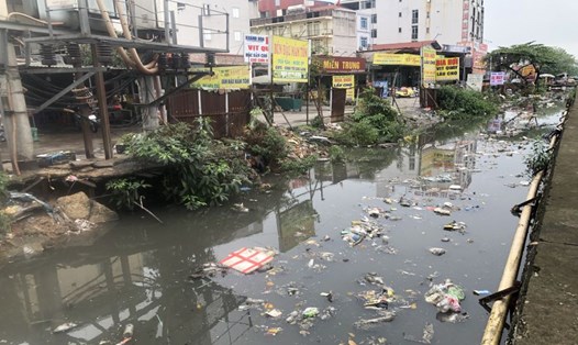 Nước kênh đen, lềnh phềnh rác thải sau cơn mưa vào ngày 29.3. Ảnh: Quế Chi