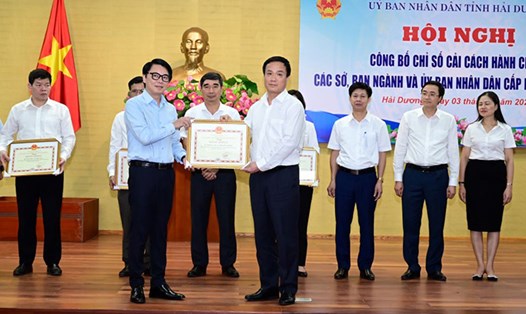 Chủ tịch UBND tỉnh Hải Dương Triệu Thế Hùng trao Bằng khen cho các tập thể có thành tích tiêu biểu trong công tác CCHC năm 2023. Ảnh: Cổng TTĐT Hải Dương