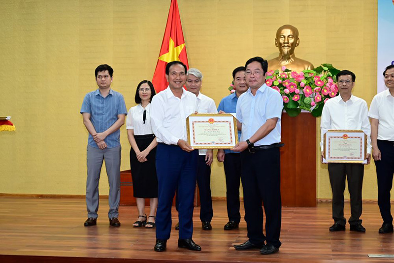 PCT UBND tỉnh Lưu Văn Bản trao Bằng khen cho các cá nhân có thành tích trong công tác CCHC tỉnh Hải Dương năm 2023. Cổng TTĐT Hải Dương