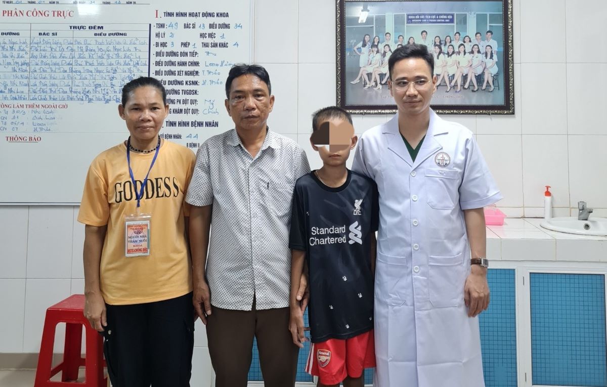 Bác sĩ tham gia điều trị chụp ảnh kỷ niệm với bệnh nhân (thứ 2 từ phải sang) khi xuất viện. Ảnh: H.Nguyên.