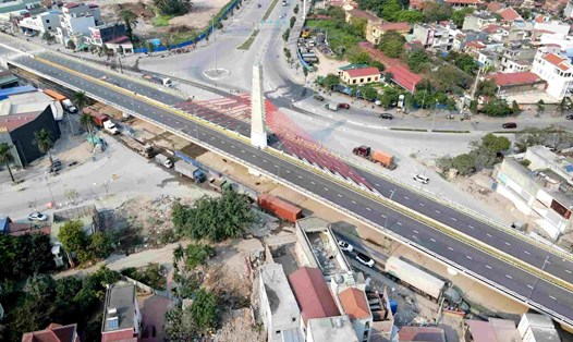 Cầu vượt trực thông theo hướng Quốc lộ 5 của Dự án đã cơ bản hoàn thành, chuẩn bị thông xe từ 5.4. Ảnh: Mai Dung