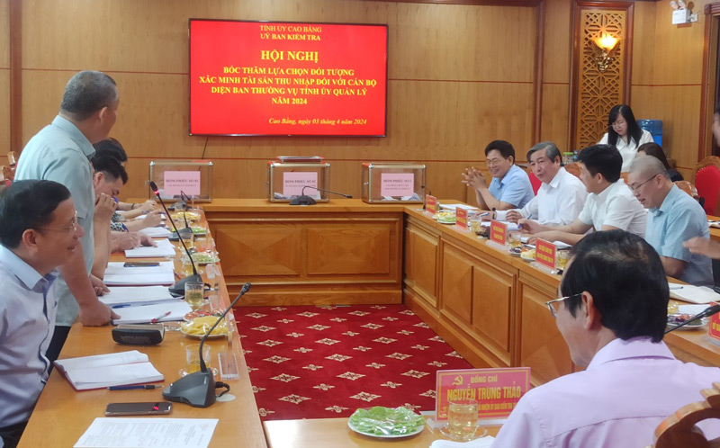 Hội nghị bốc thăm lựa chọn đối tượng xác minh tài sản đối với cán bộ thuộc diện Ban Thường vụ Tỉnh ủy Cao Bằng quản l‎ý. Ảnh: Thành Vinh.
