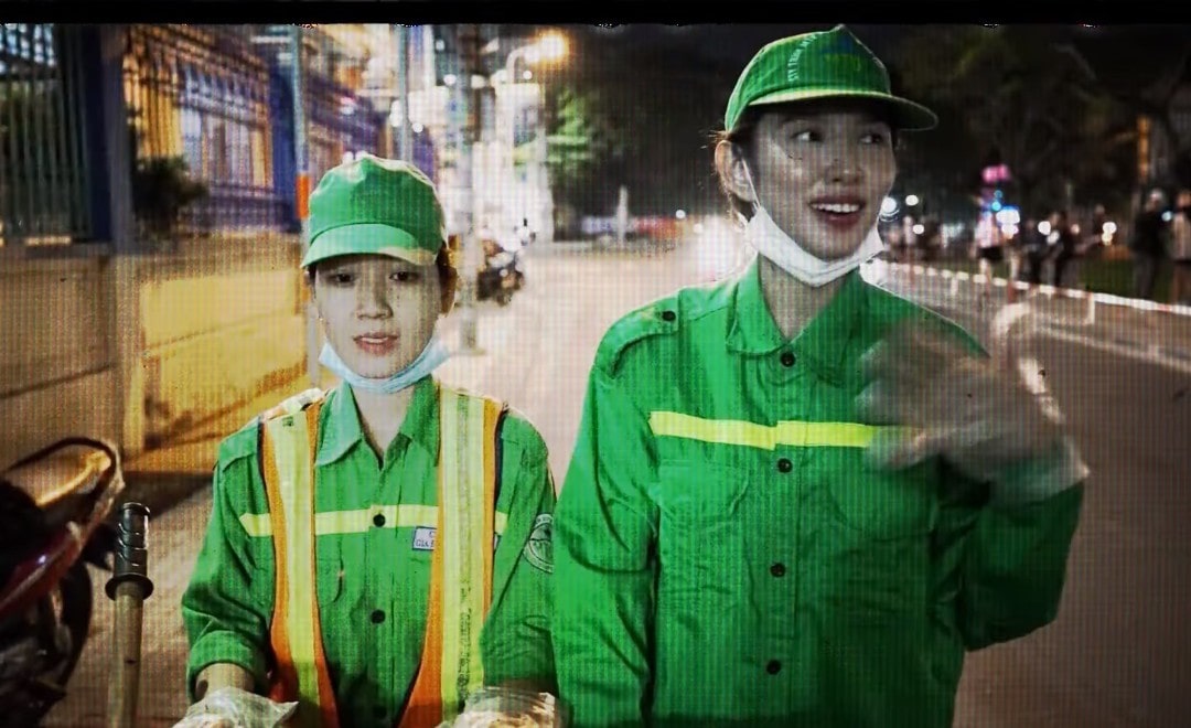 Thùy Tiên làm nhân viên dọn vệ sinh xuất hiện trong MV “Thiệt là dễ thương”. Ảnh: SenVang.