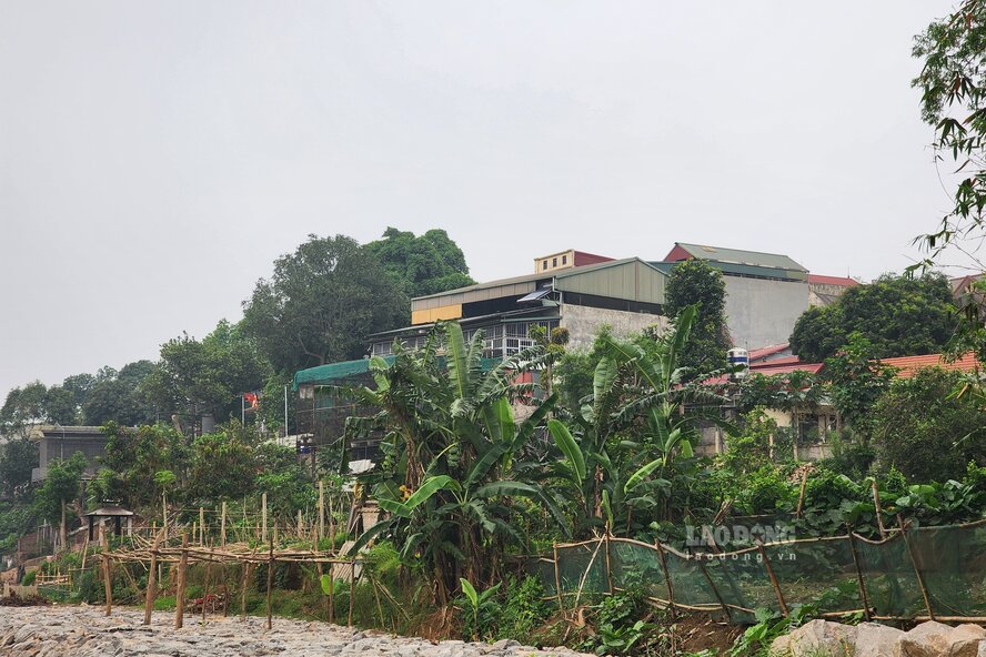 Phía trên của công trình là đất đai, hoa màu và các khu dân cư đông đúc của xã Thanh Minh và phường Âu Cơ, thị xã Phú Thọ. Ảnh: Tô Công.