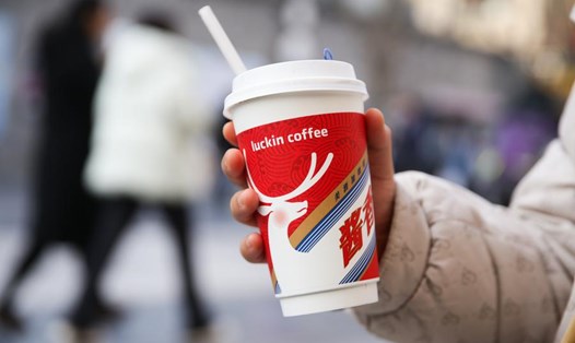 Các thương hiệu lớn như KFC và Luckin Coffee đang đi theo những khách hàng trẻ tới các đô thị nhỏ ở Trung Quốc. Ảnh: Xinhua