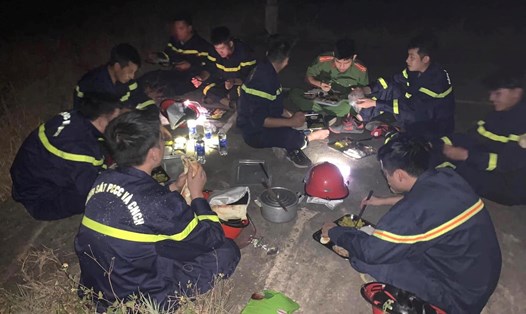 Lực lượng chức năng tham gia chữa cháy trong đêm ở Quảng Bình. Ảnh: Q. Hoàng