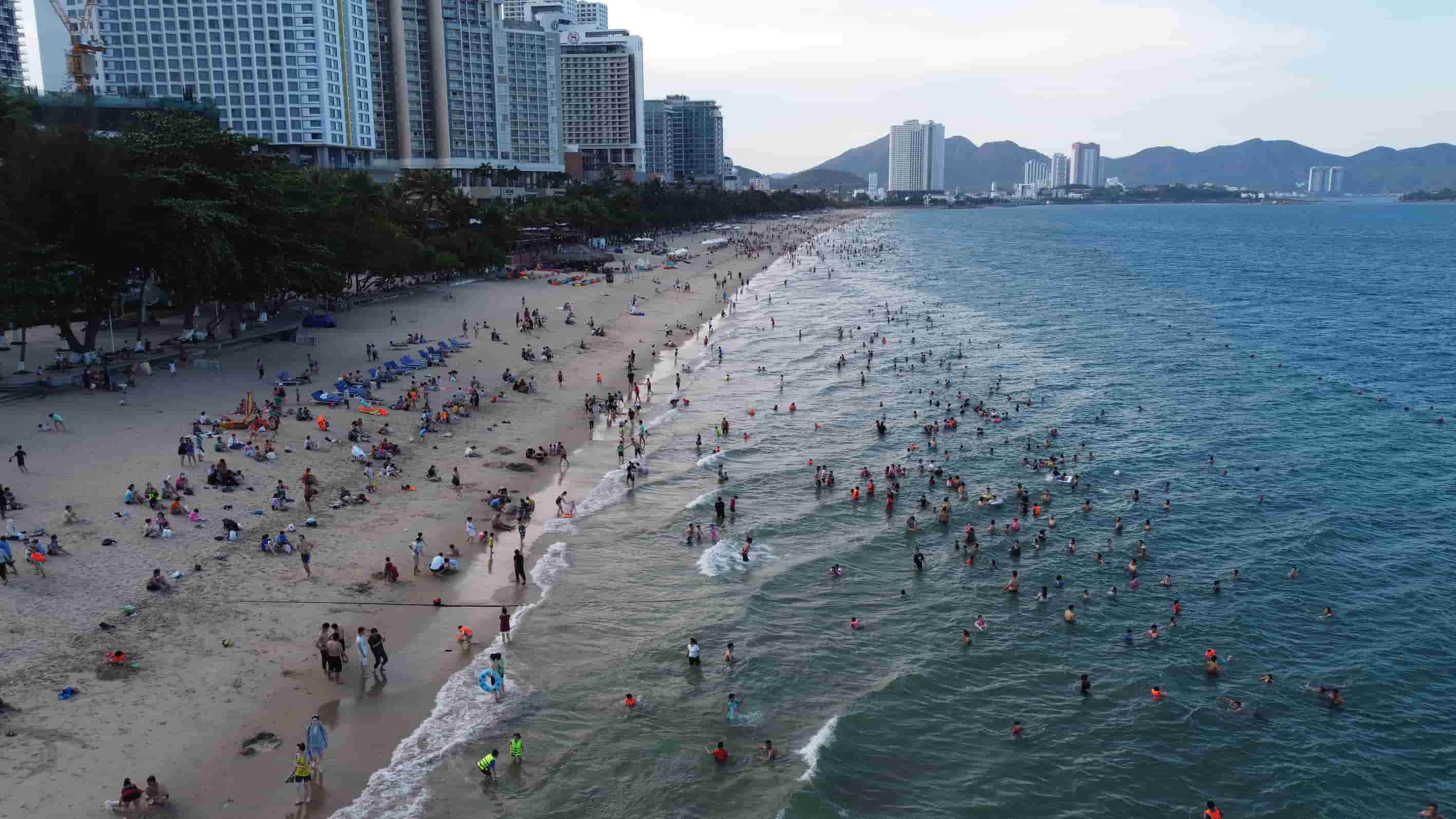 Tại bãi biển ở TP Nha Trang vào chiều 29.4, hàng ngàn người dân và du khách đã đến vui vui chơi, ăn uống, check-in từ khoảng 15h30.  