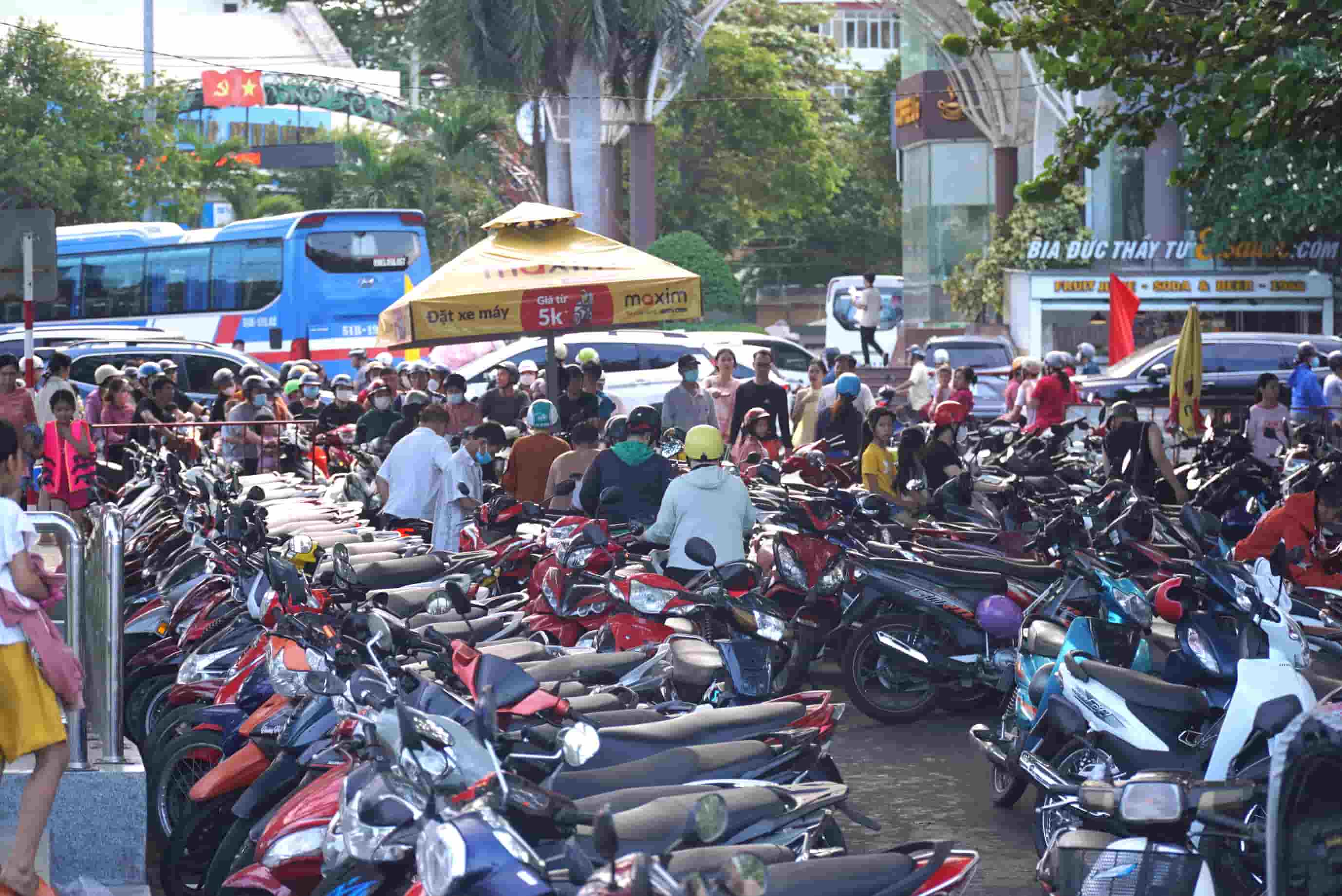 Các bãi giữ xe dọc bờ biển Nha Trang luôn trong tình trạng quá tải.