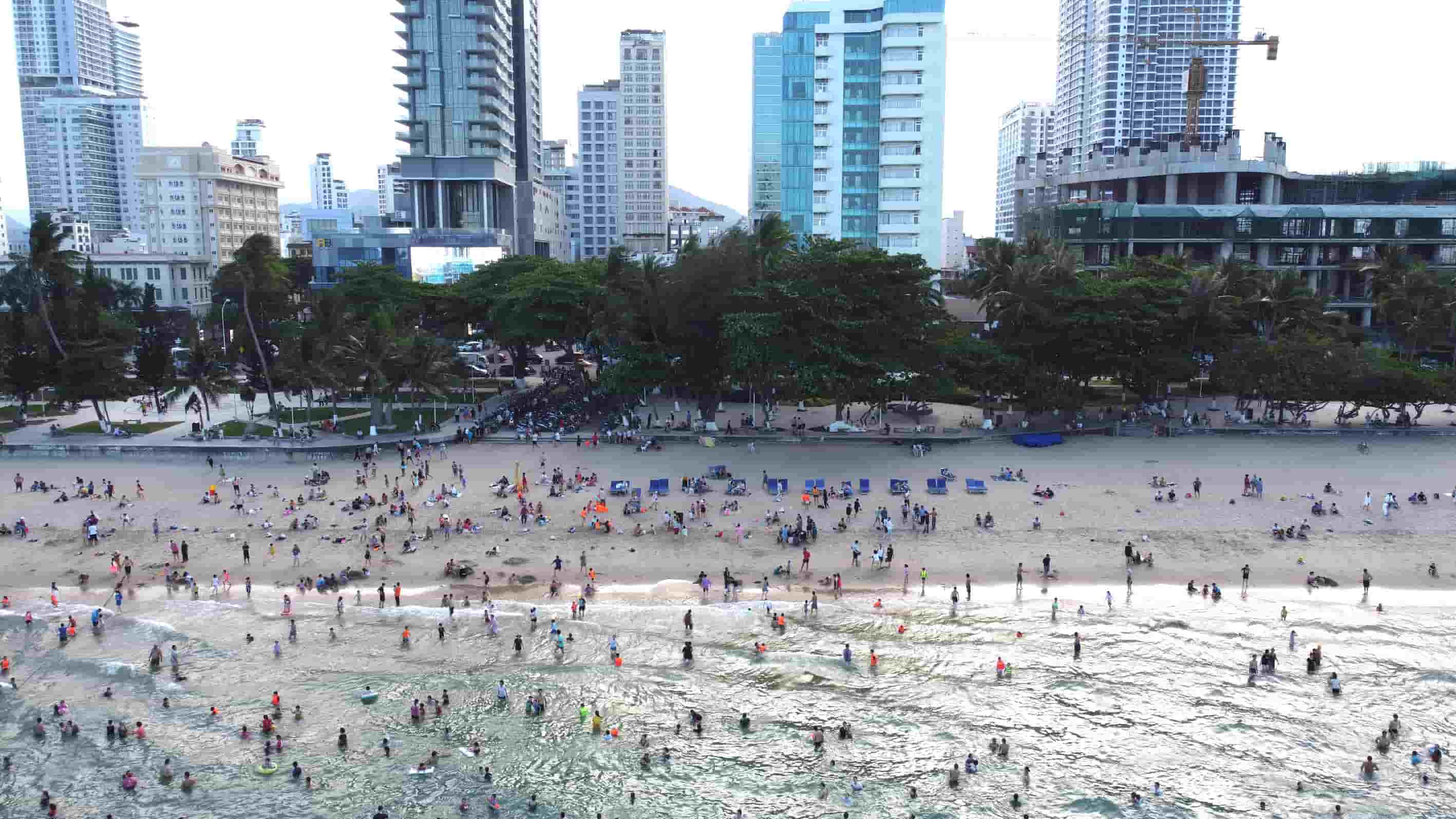 Đa số du khách, người dân thích ra biển để đón gió mát vì những ngày qua nắng nóng quá khủng khiếp. 