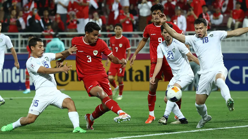 U23 Indonesia (áo đỏ) chơi sòng phẳng trước Uzbekistan trong hiệp 1. Ảnh: Bola