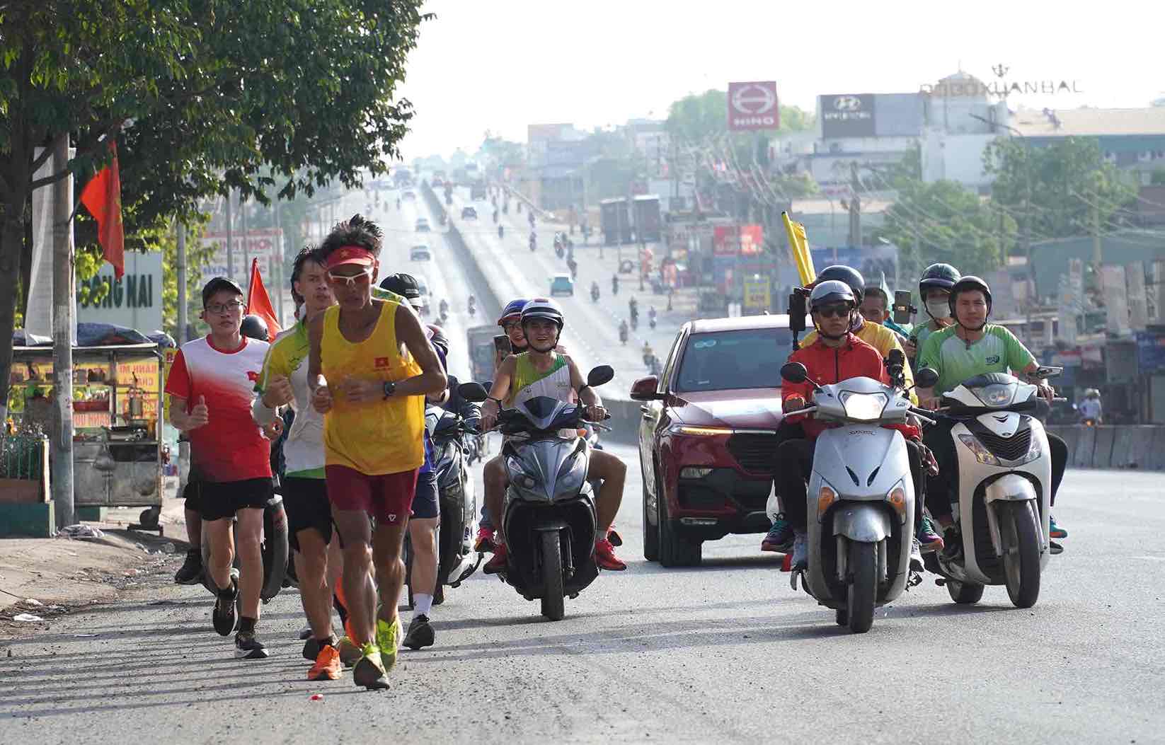 Nguyễn Văn Long chạy qua ngã ba Amata (TP Biên Hòa). Ảnh: HAC